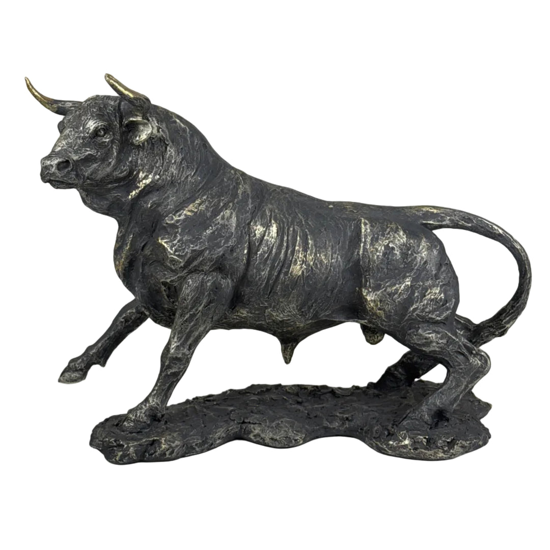 Stier Statue im kraftvollen Angriff (Messing Schwarzfinish)