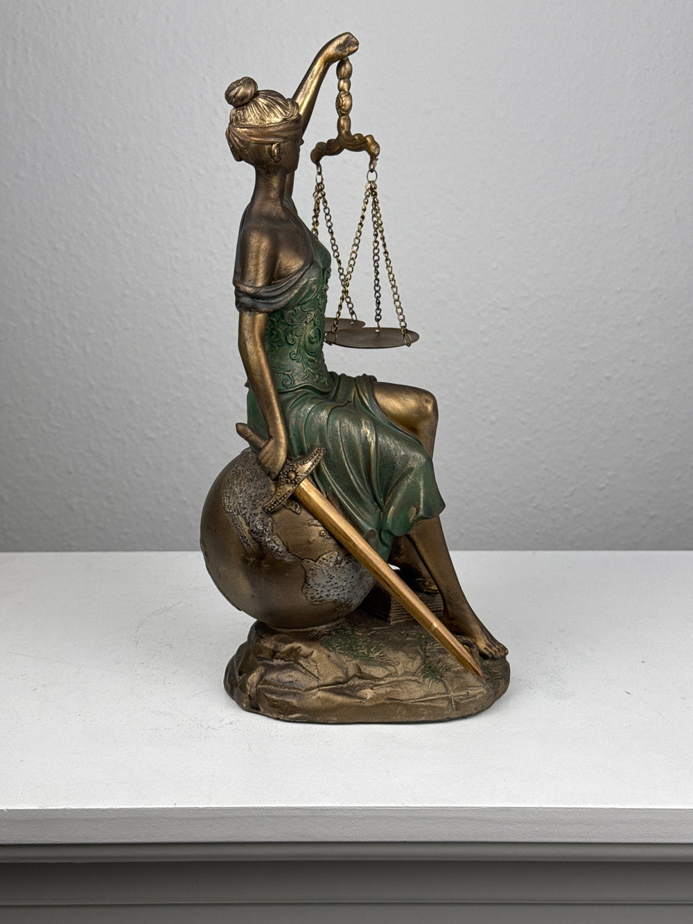 Justitia Statue – Symbol für Recht und Gerechtigkeit (Bronzefinish)