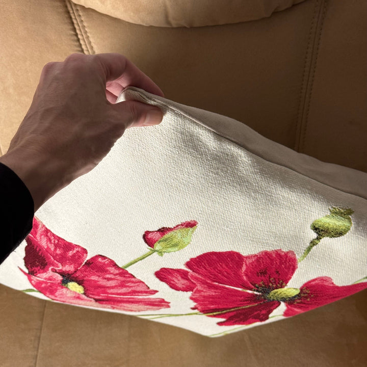 Weißer Kissenbezug mit roten Blumen – Mohnblumen (Jacquard gewebt)