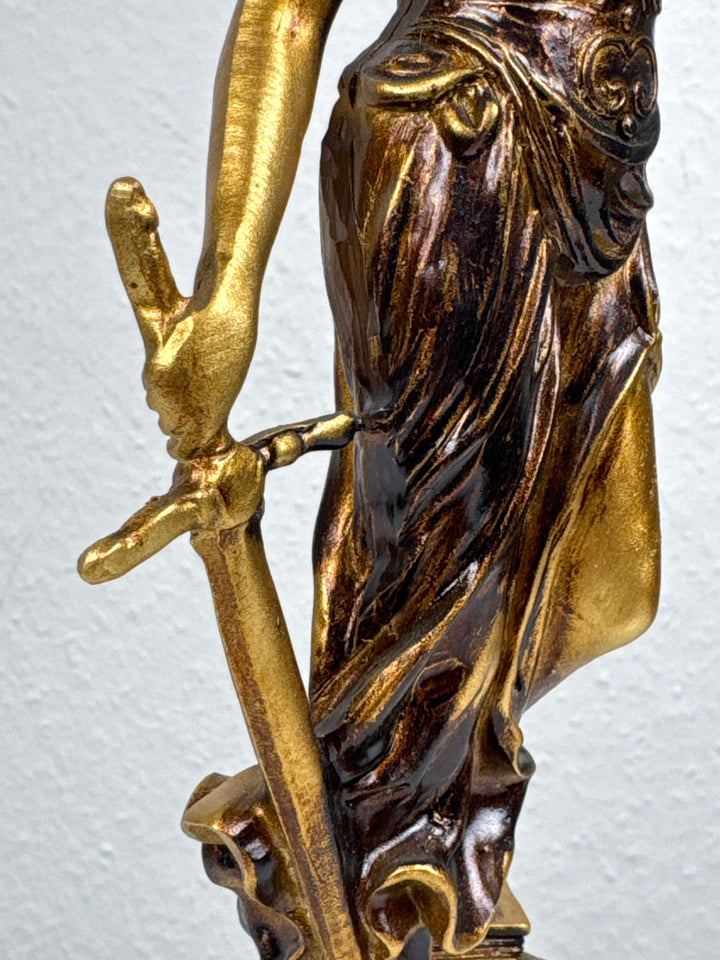 Justitia Skulptur – Symbol für Recht und Gerechtigkeit (Klein, Patinierte Bronzefigur)