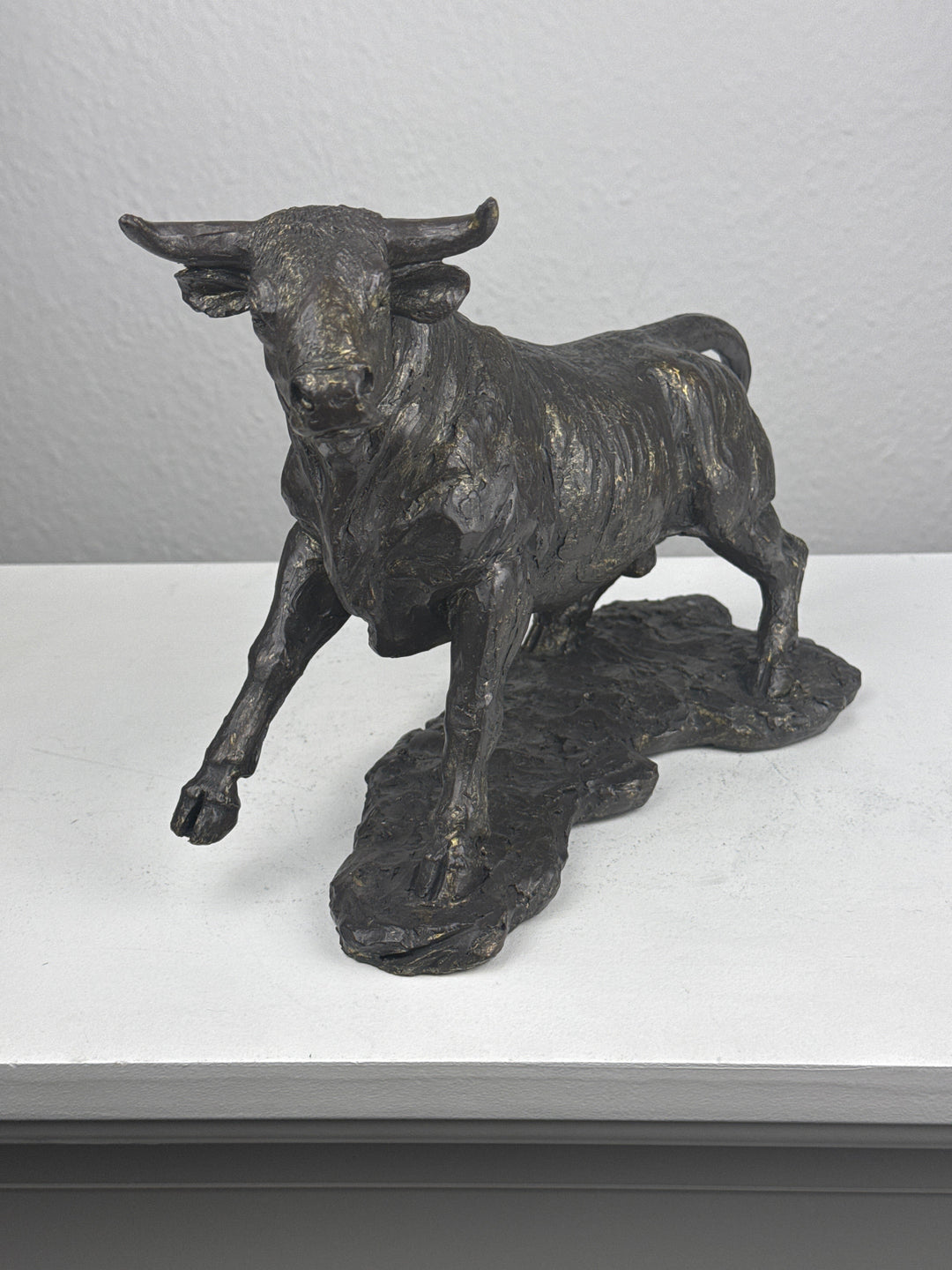 Stier Statue – Symbol für Stärke (Messing Schwarzfinish)