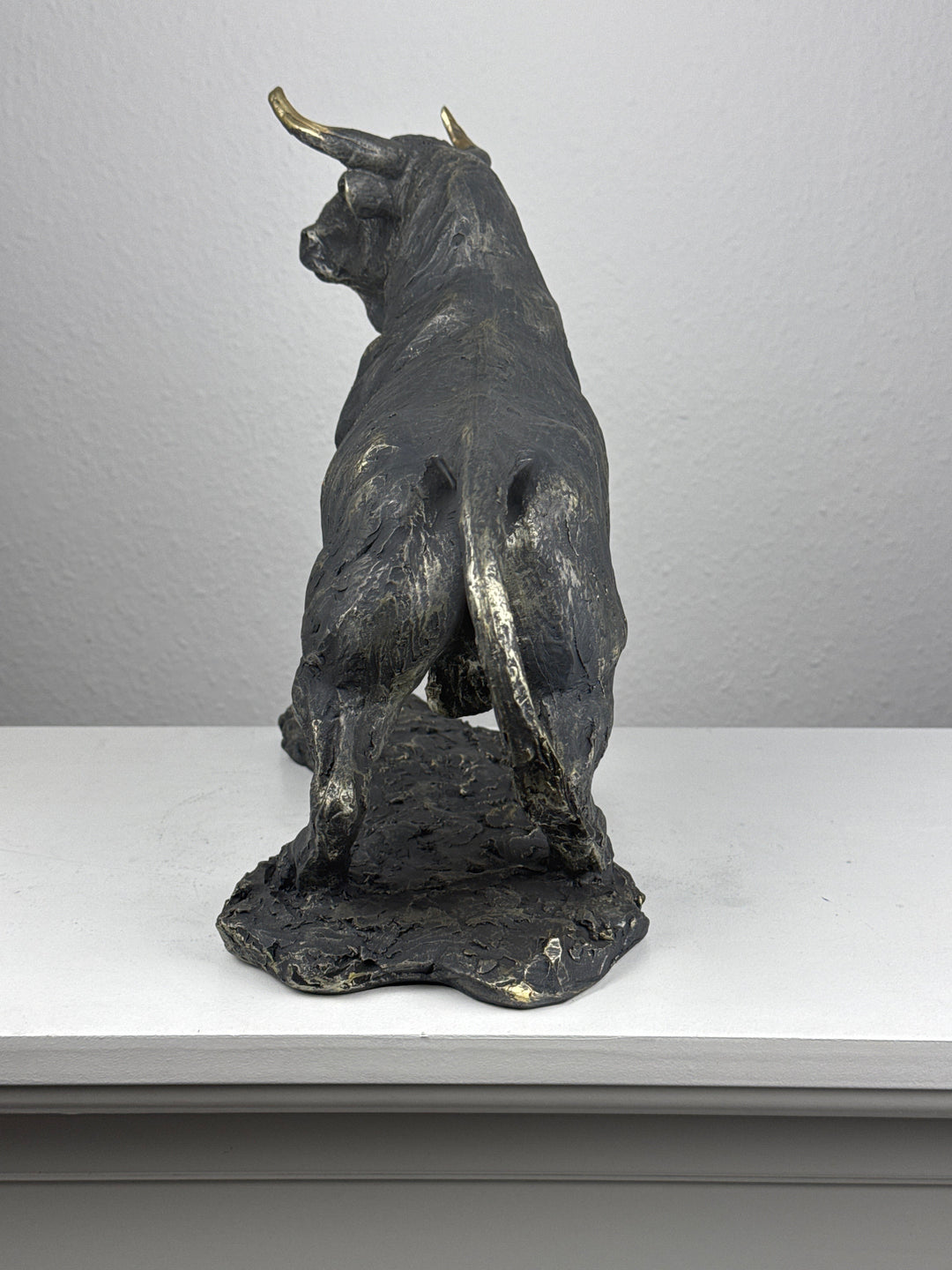 Stier Statue im kraftvollen Angriff (Messing Schwarzfinish)