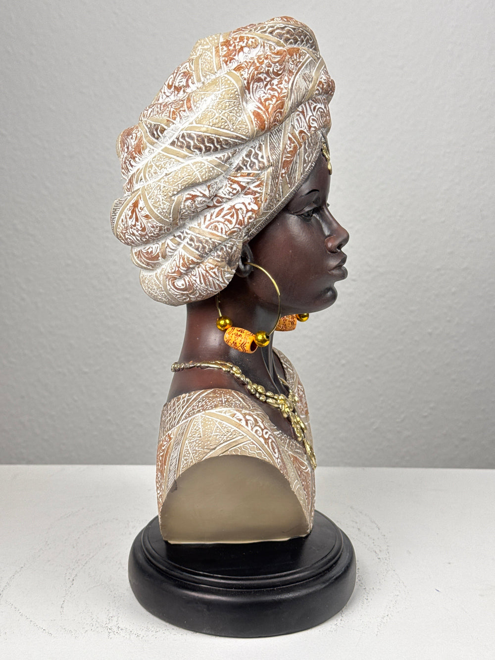 Afrikanische Dame Büste in Weiss und Gold