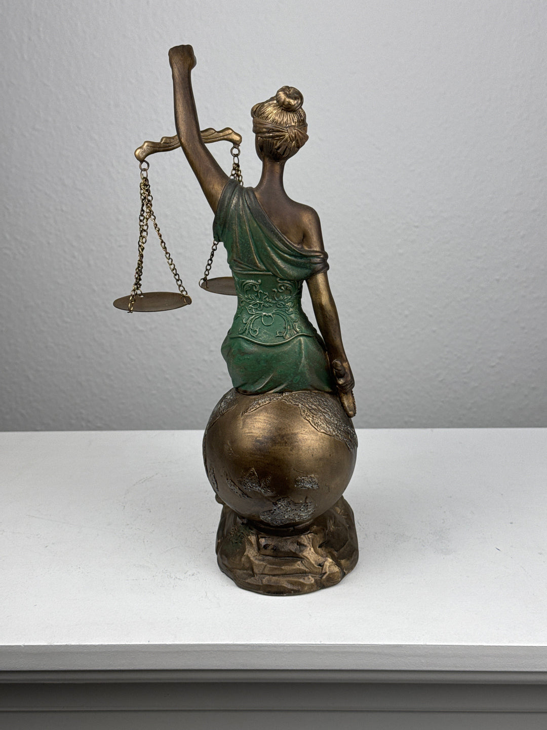Justitia Statue – Symbol für Recht und Gerechtigkeit (Bronzefinish)