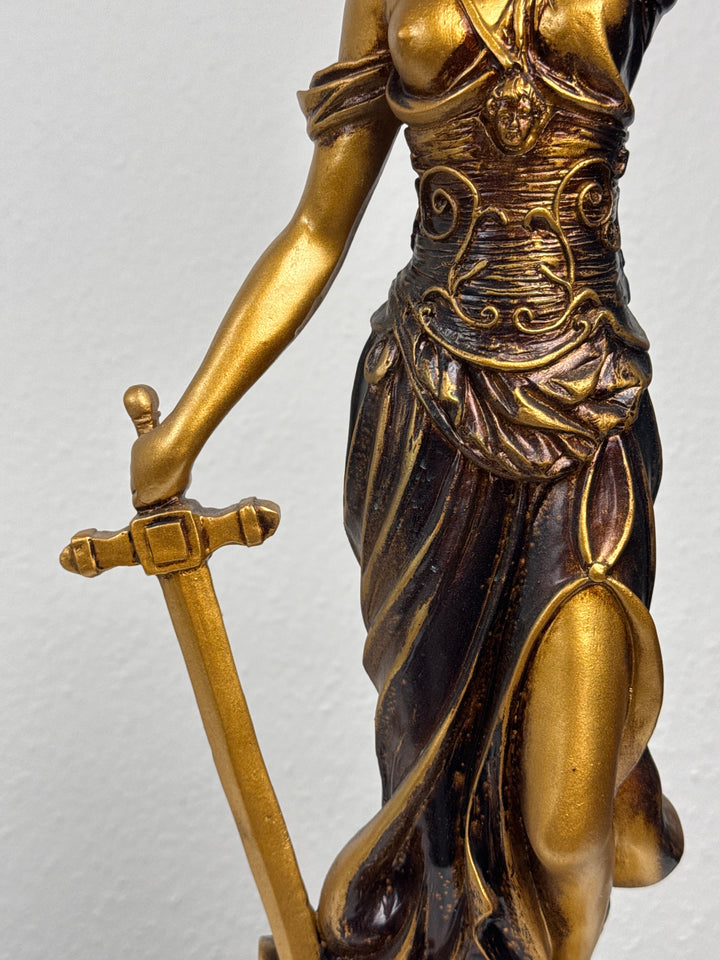 Justitia Skulptur – Symbol für Recht und Gerechtigkeit (Groß, Patinierte Bronzefigur)