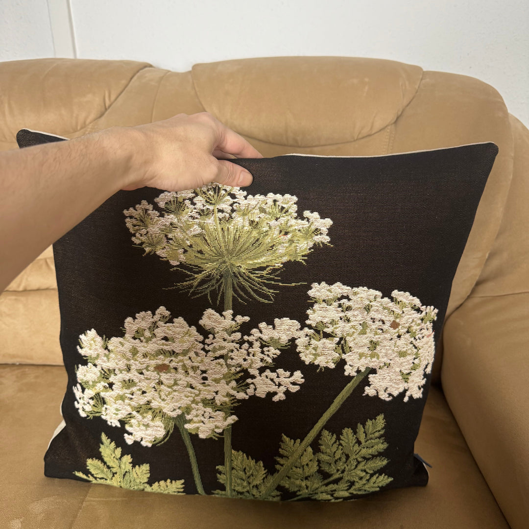 Schwarzer Kissenbezug – Dekorative Doldenblume (Jacquard gewebt)