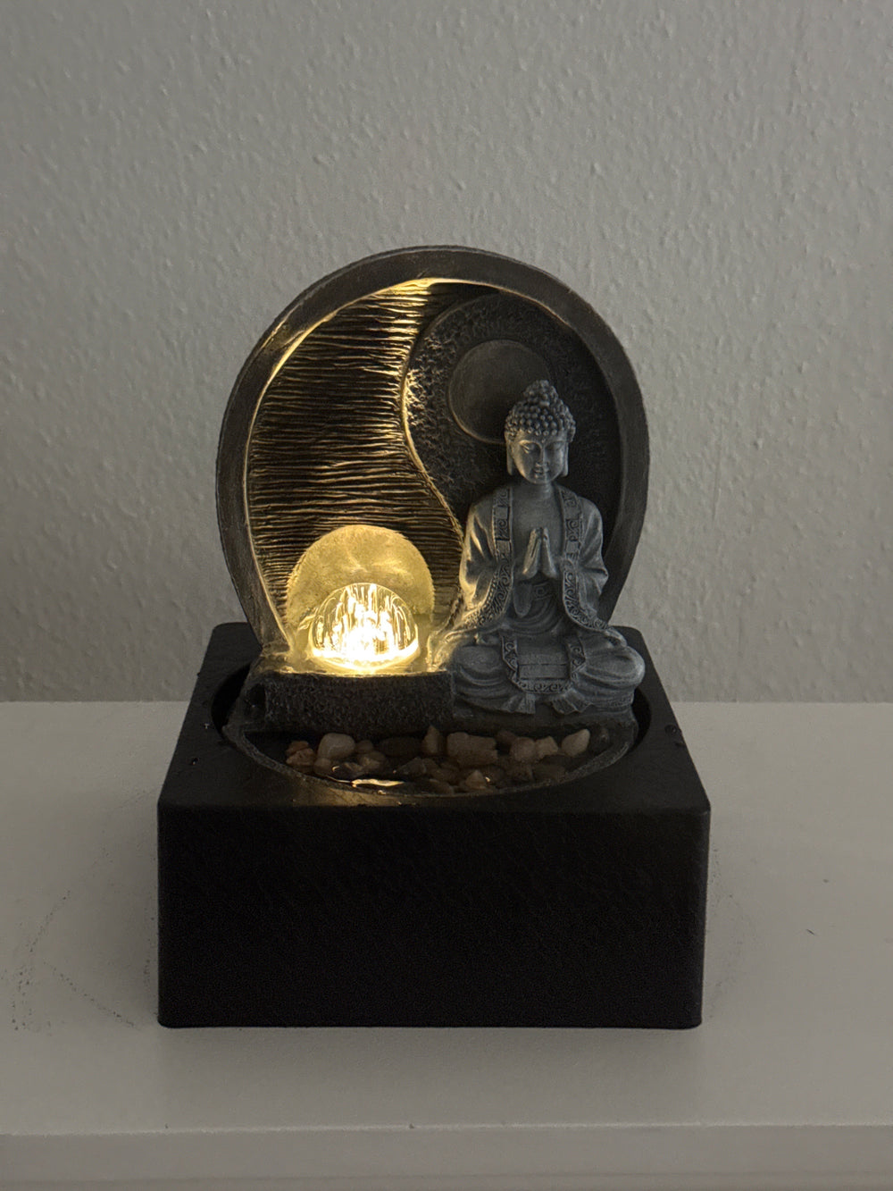 Buddha Brunnen für Innen – Zen Ruhe mit Licht und Wasserfluss
