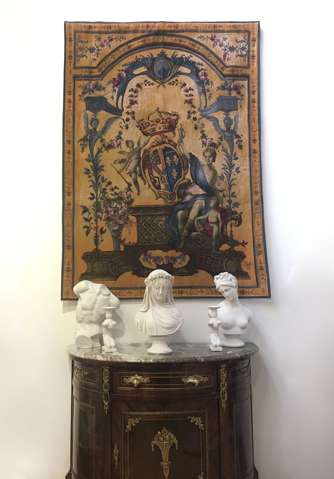 Dame mit Wappen – Gobelin Wandteppich (Jacquard gewebt)