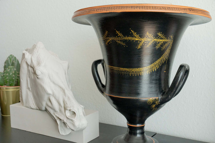 Antiker griechischer schwarzer Krater