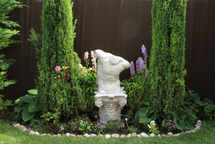 Männlicher Torso Statue