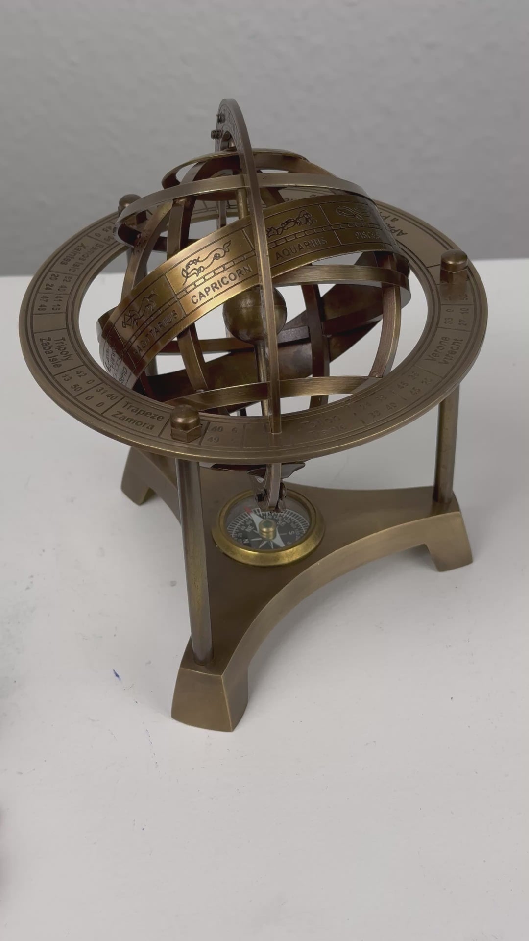 Armillarsphäre mit Kompass (Messing)