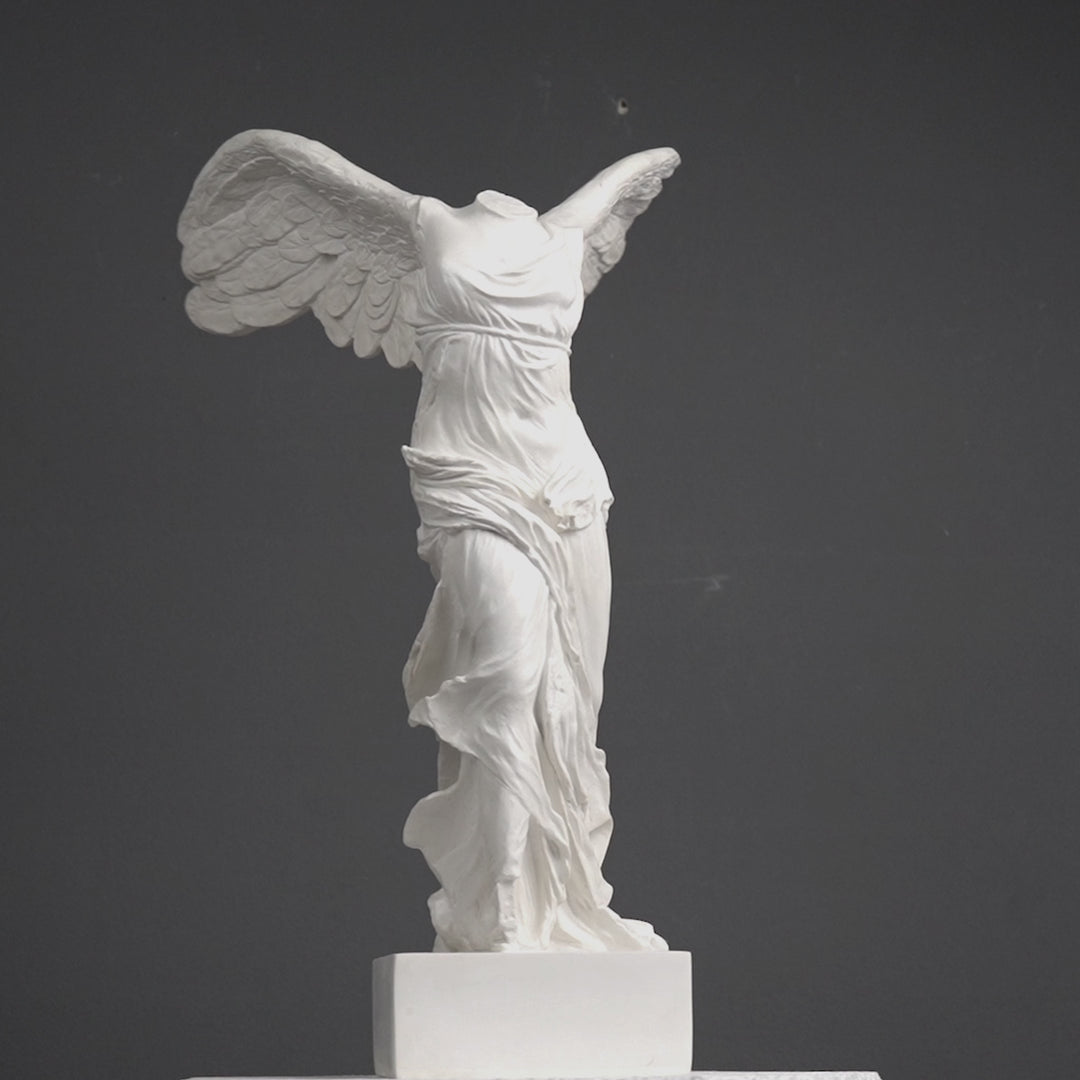 Nike Göttin des Sieges Skulptur (Kunstharz)