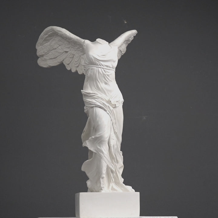 Nike Göttin des Sieges Skulptur (Kunstharz)