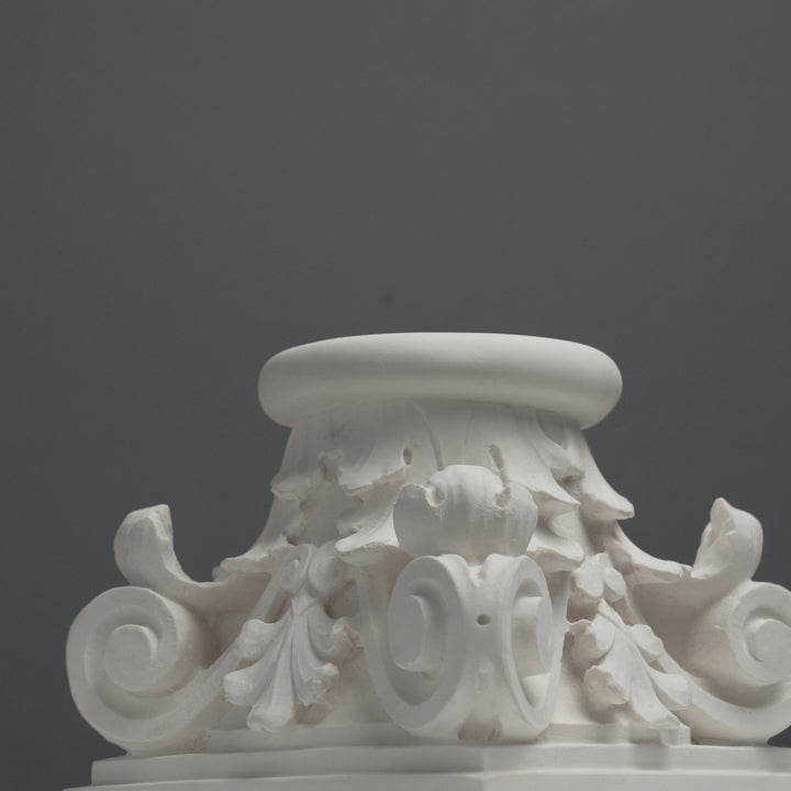 Römisches Kapitell Buchstütze – Skulptur im klassischen Architekturstil