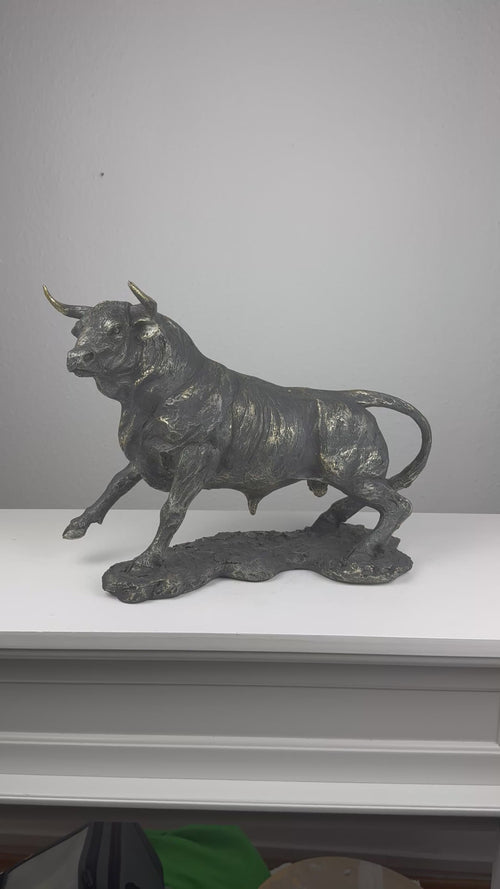 Stier Statue im kraftvollen Angriff (Messing Schwarzfinish)