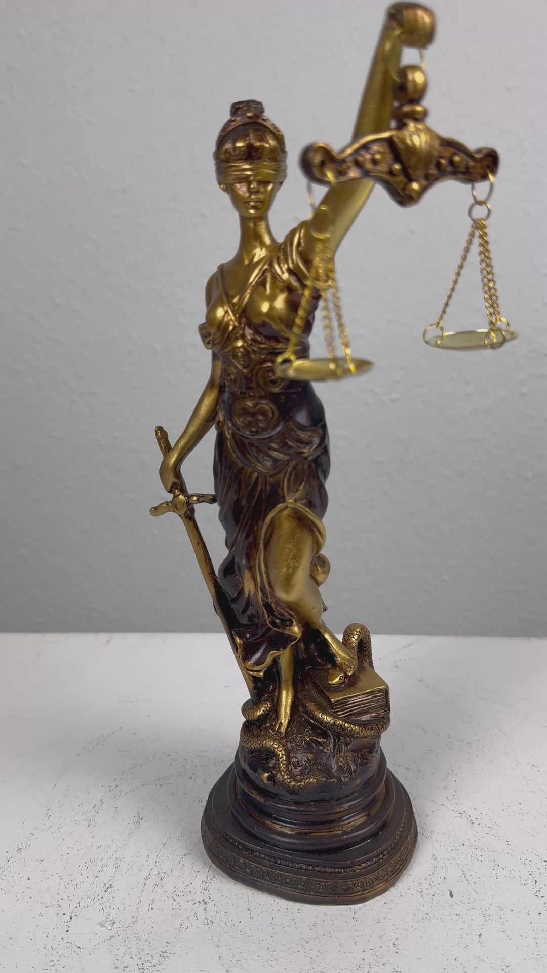 Justitia Skulptur – Symbol für Recht und Gerechtigkeit (Klein, Patinierte Bronzefigur)
