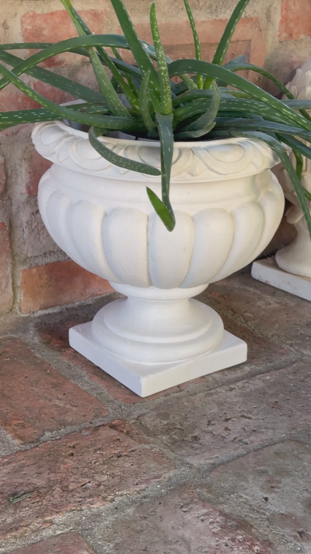 Klassische Gartenpflanztöpfe im Paar
