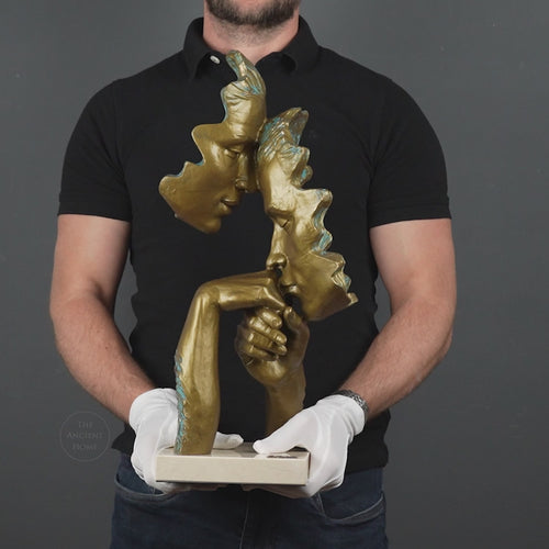 Liebespaarfigur „Caress“ von Anglada auf Marmorsockel