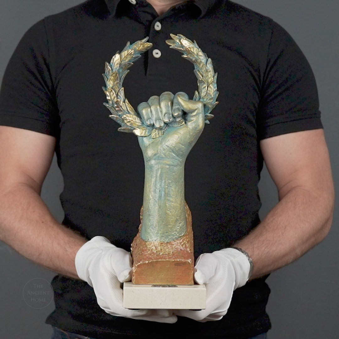 Championfigur „Proelior“ von Anglada auf Marmorsockel