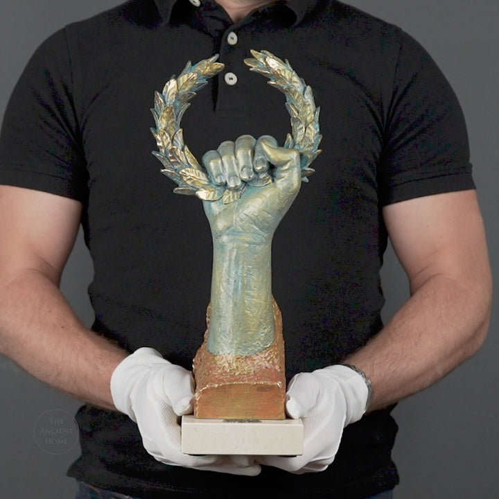 Championfigur „Proelior“ von Anglada auf Marmorsockel