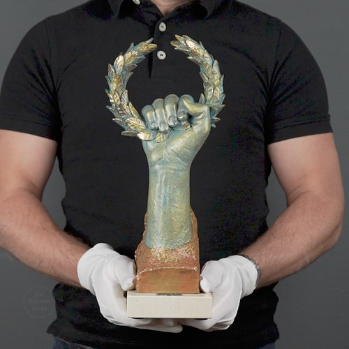 Championfigur „Proelior“ von Anglada auf Marmorsockel