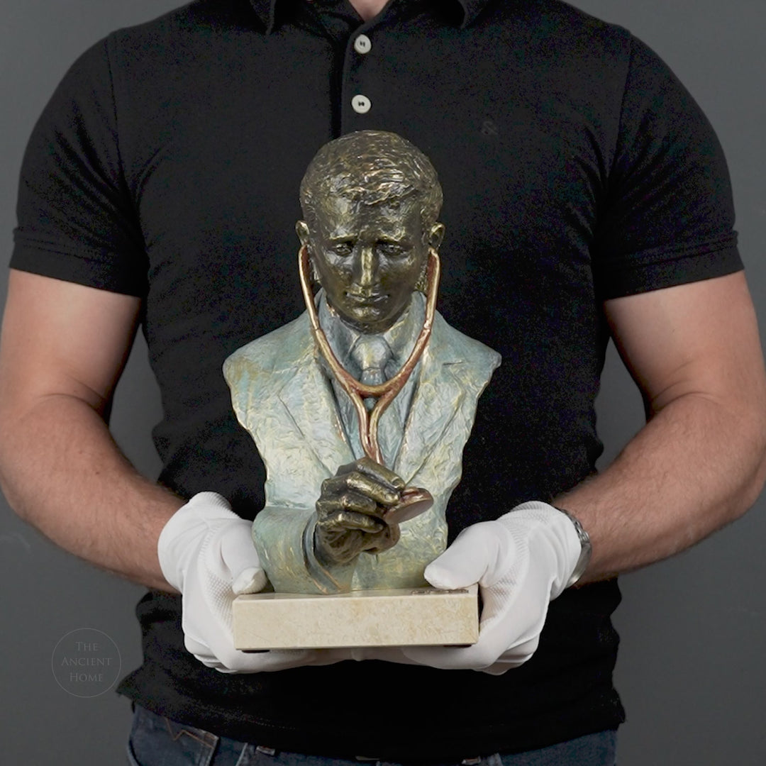 Arztfigur von Anglada auf Marmorsockel