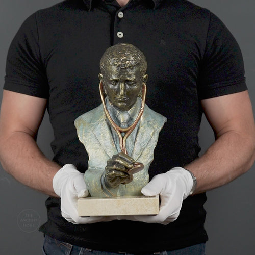 Arztfigur von Anglada auf Marmorsockel