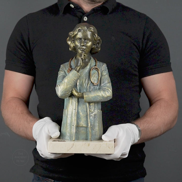 Aerztinfigur von Anglada auf Marmorsockel