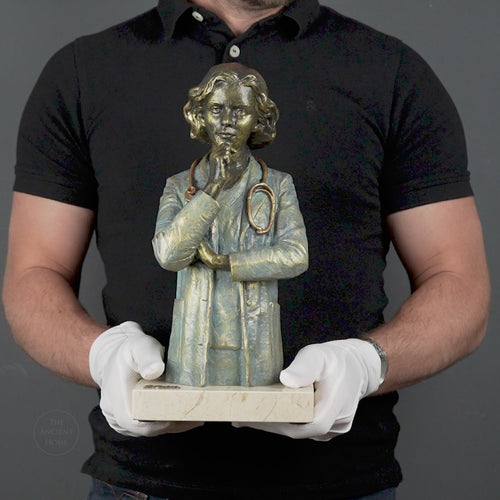 Aerztinfigur von Anglada auf Marmorsockel