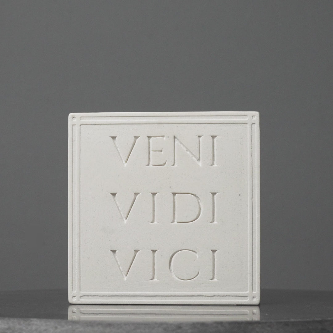 Veni Vidi Vici Buchstütze – Römische Reliefskulptur