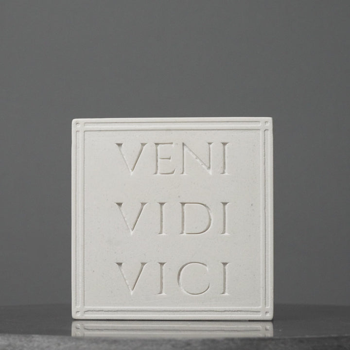 Veni Vidi Vici Buchstütze – Römische Reliefskulptur