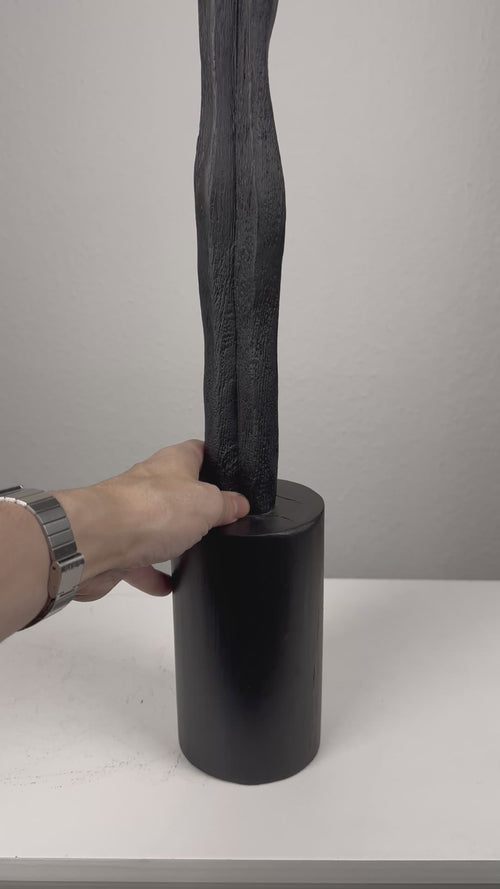 Minimalistische Frauenskulptur in Schwarz – Schlanke Eckstatue