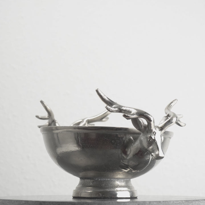 Silberne Schale mit Hirschkopf-Griffen als Tischdekoration