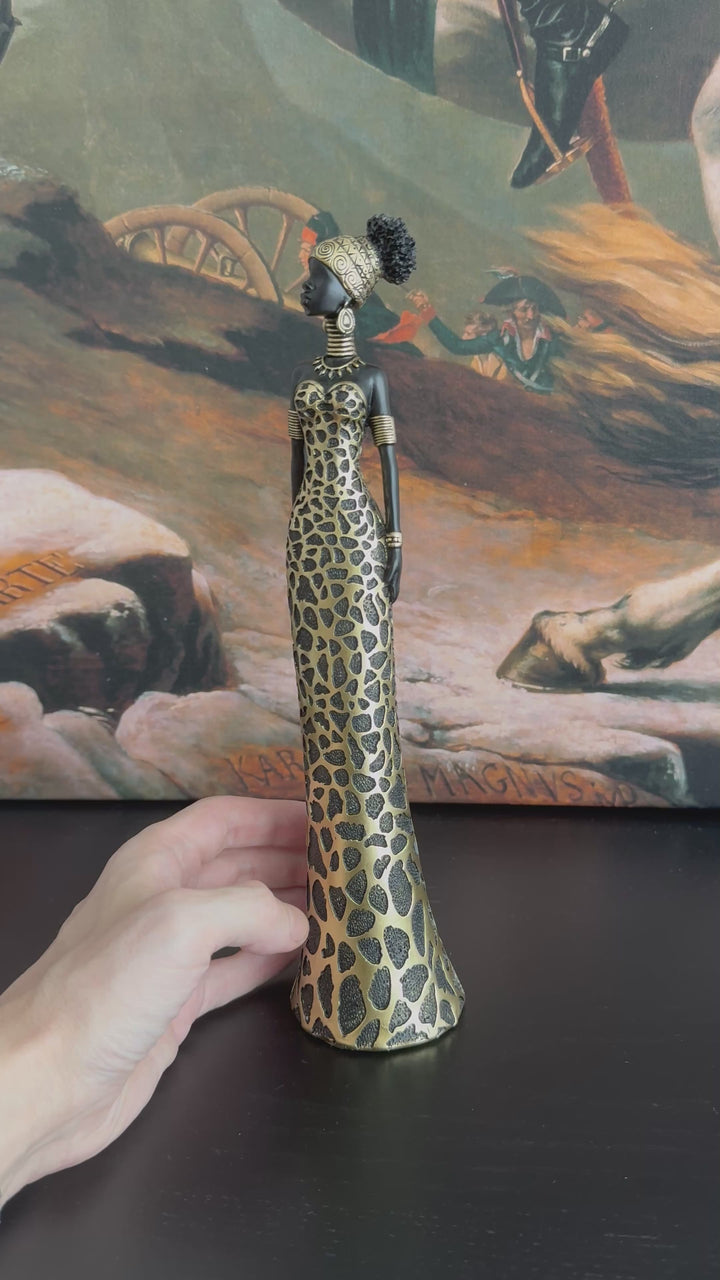 Afrikanische Frau Statue im eleganten Leopardenkleid