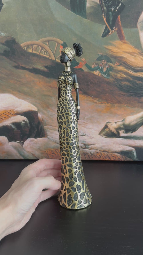 Afrikanische Frau Statue im eleganten Leopardenkleid