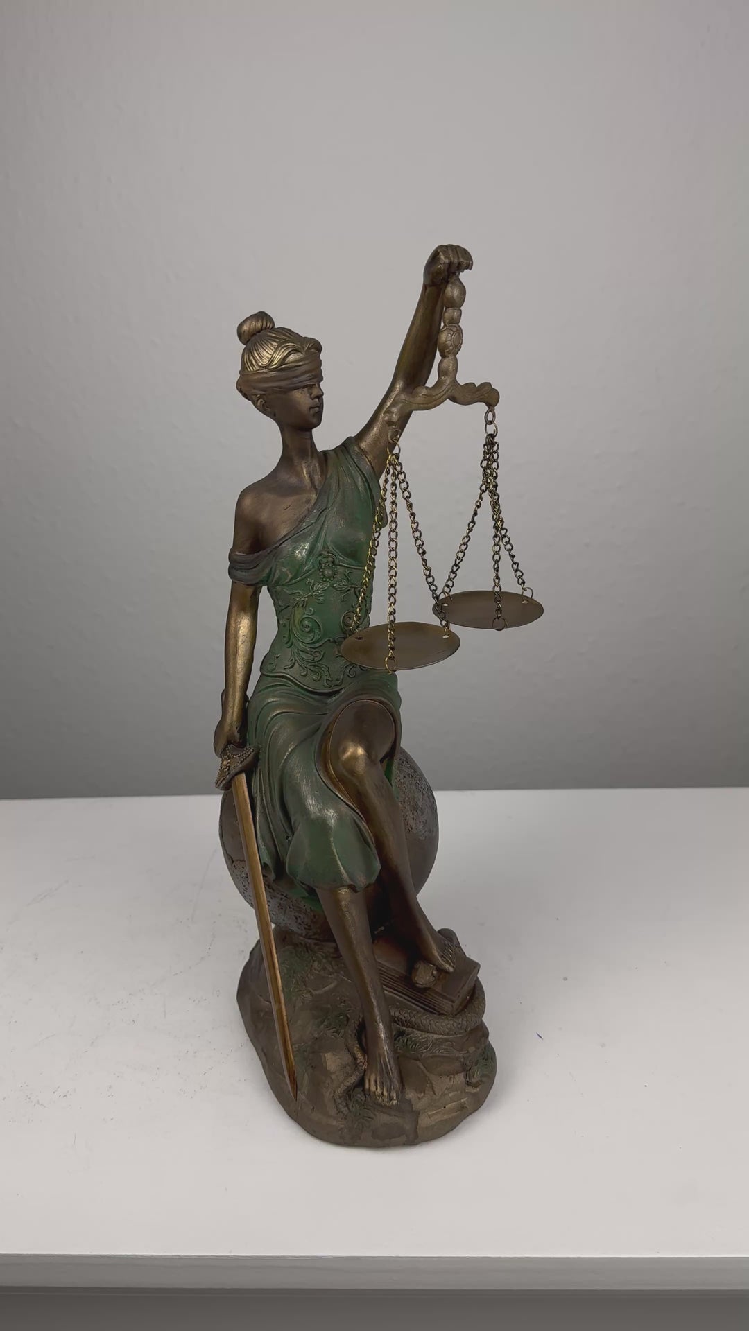 Justitia Statue – Symbol für Recht und Gerechtigkeit (Bronzefinish)