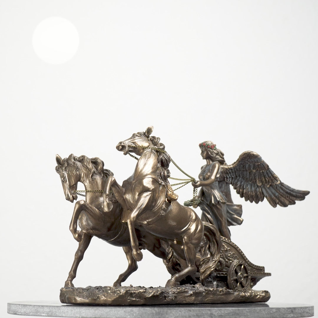Nike Siegesgöttin auf Wagen (Bronzierte Skulptur aus Kunstharz)