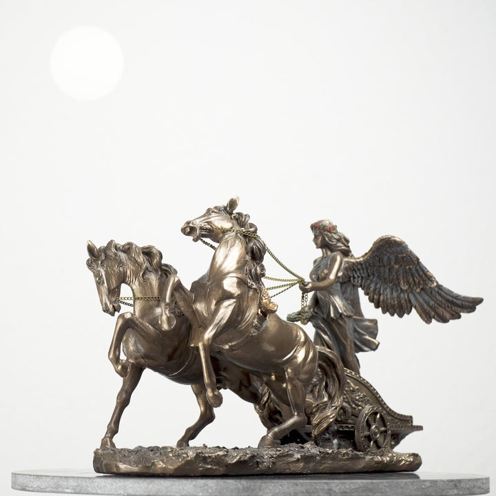 Nike Siegesgöttin auf Wagen (Bronzierte Skulptur aus Kunstharz)