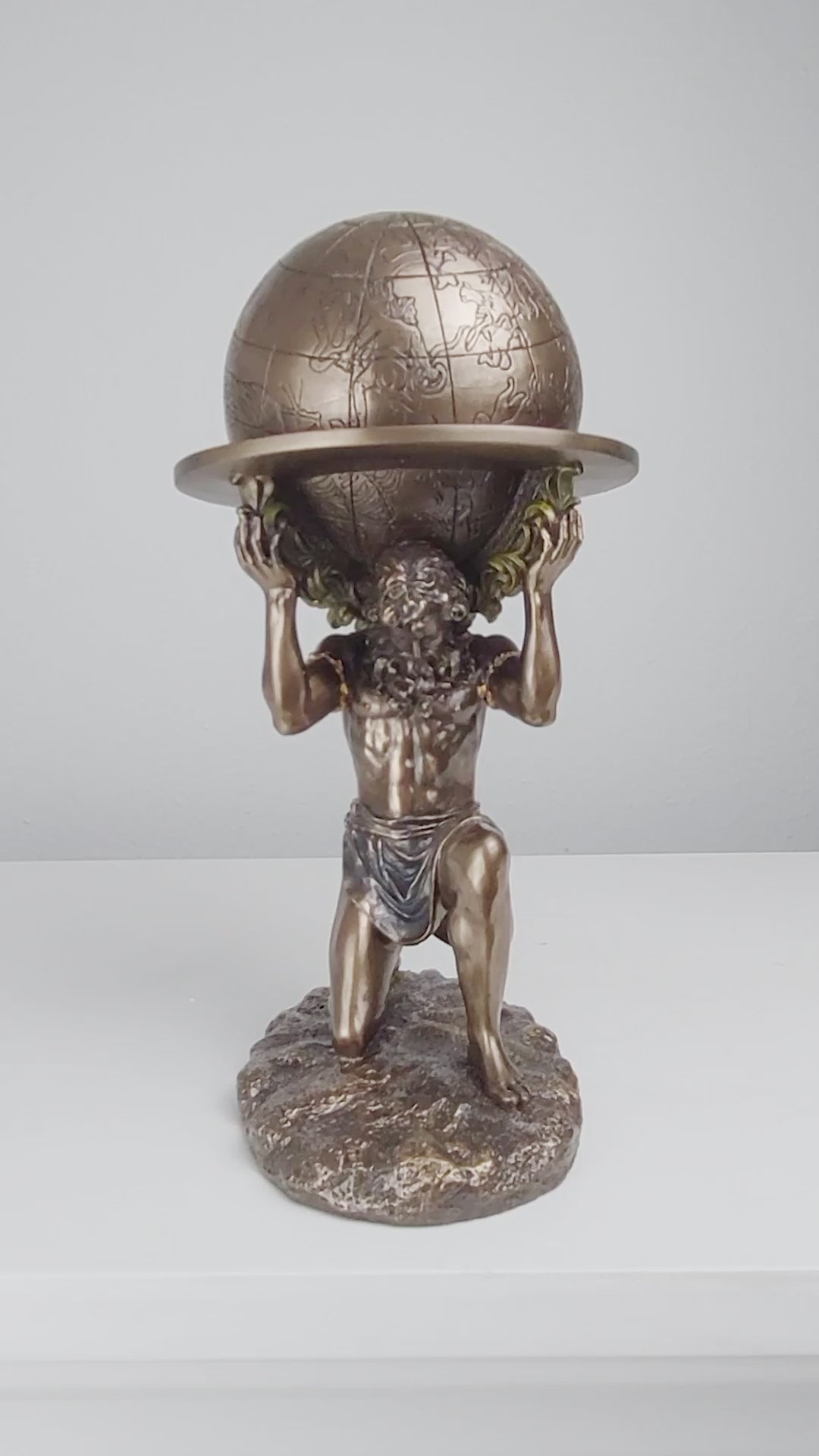 Atlas (Bronzierte Skulptur aus Kunstharz)