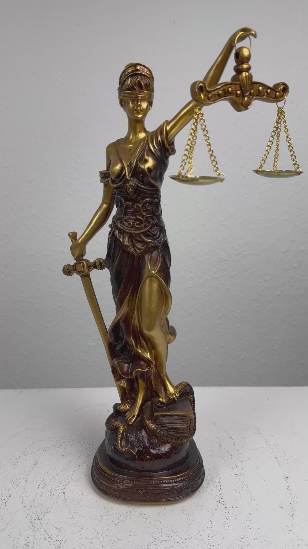 Justitia Skulptur – Symbol für Recht und Gerechtigkeit (Patinierte Bronzefigur)